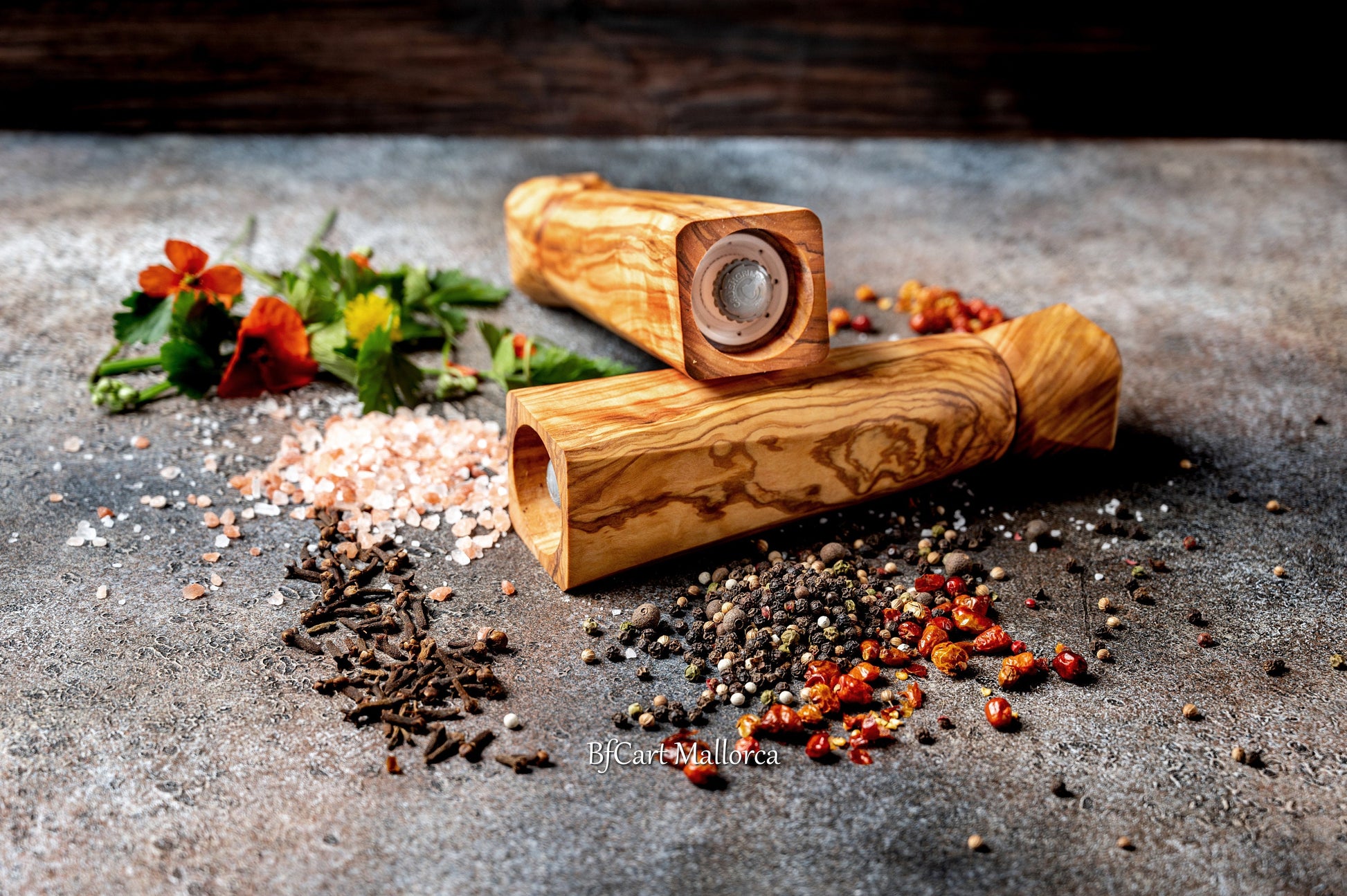 Pepper grinder olive wood with plate, Pepper shakers parts with ceramic grinding system, pepper grinder with tray