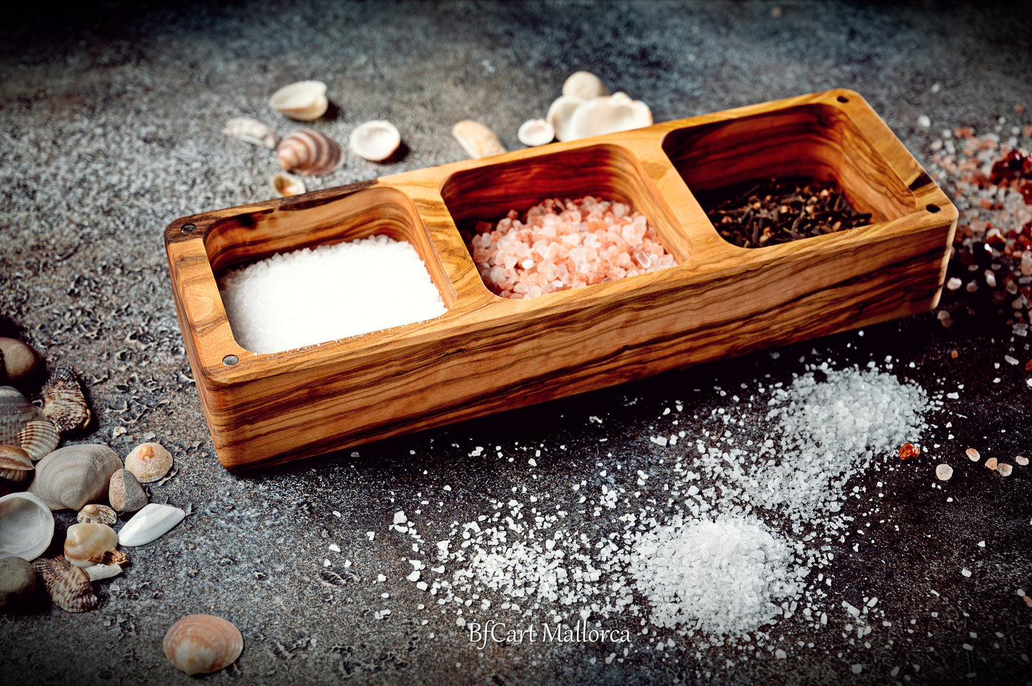 Large salt shaker customizable with a usable lid and 3 compartments of olive wood for salt, Wooden Salt and Pepper Box with lid and spoon