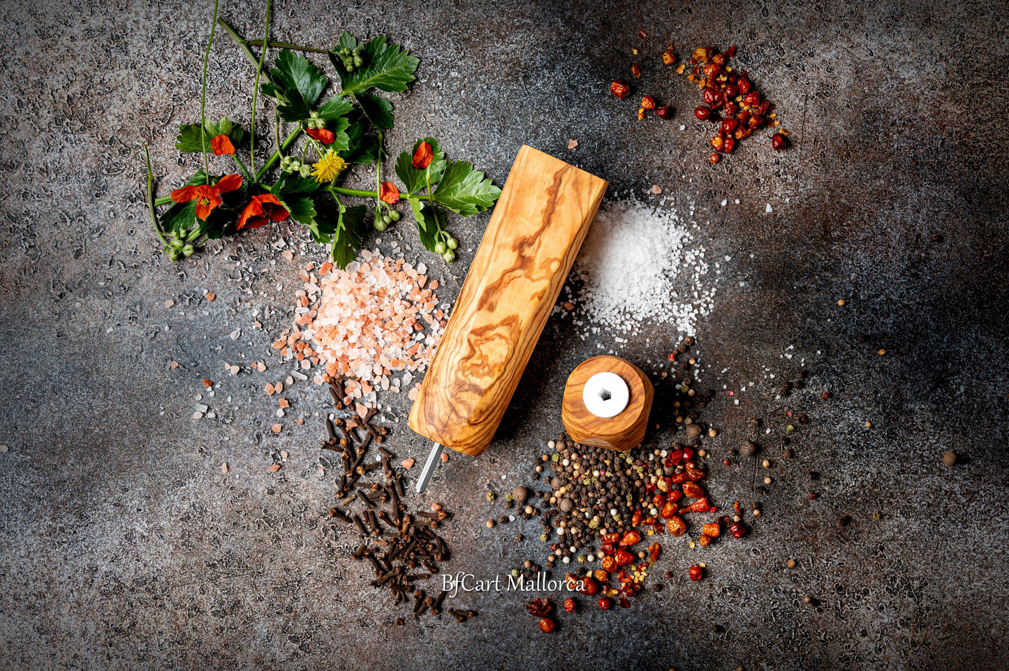 Customizable olive wood pepper mill for peppers or salt, Exclusive and own pepper shaker design