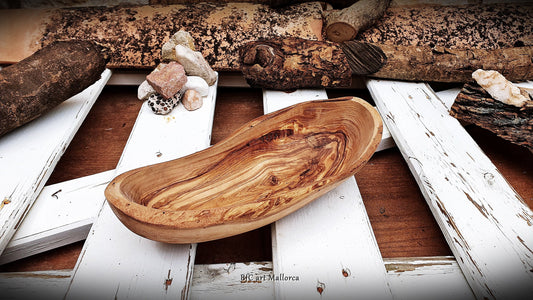 Irregular elongated bowl with organic shapes. boat-shaped bowl with irregular upper rims and natural bark from the trunk