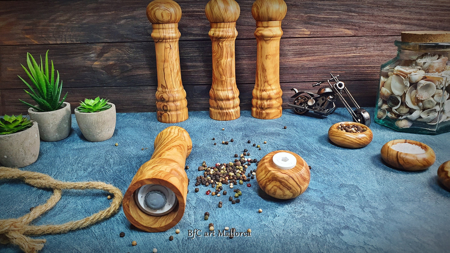 Pepper Grinder Olive Wood Handmade Pepper Mill for Grinding all kinds of Peppers and salt, Unique and traditional Pepper Mill Table Kit