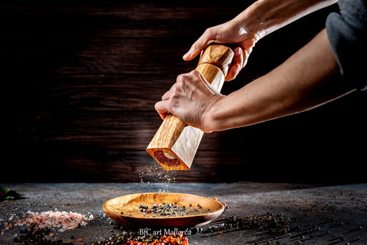 Pepper grinder olive wood with plate, Pepper shakers parts with ceramic grinding system, pepper grinder with tray