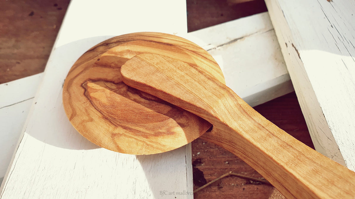 Handcrafted Olive Wood Pizza Cutter: Rustic Kitchen Decor