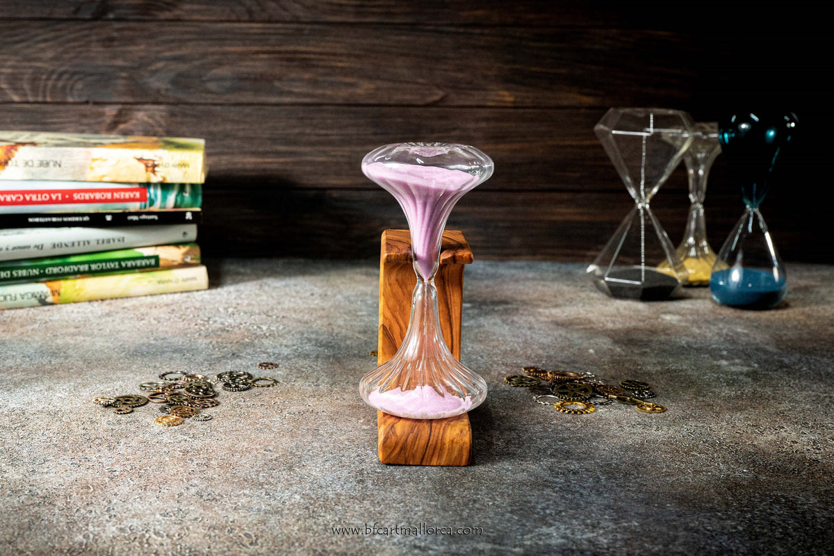 Hourglass original design with an olive wood support 10 min