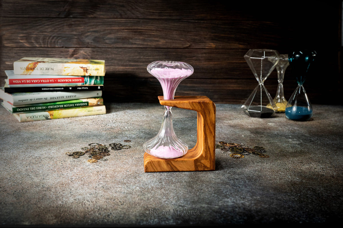 Hourglass original design with an olive wood support 10 min