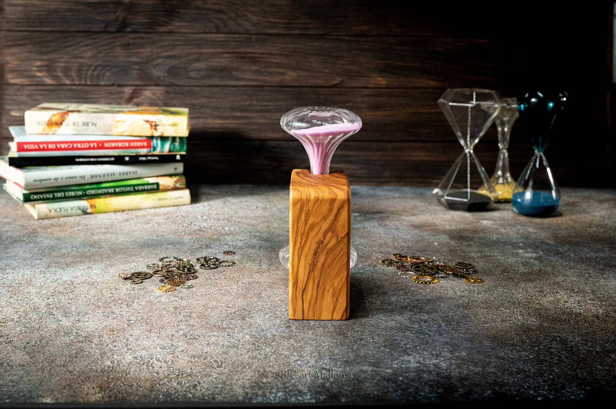 Hourglass original design with an olive wood support 10 min