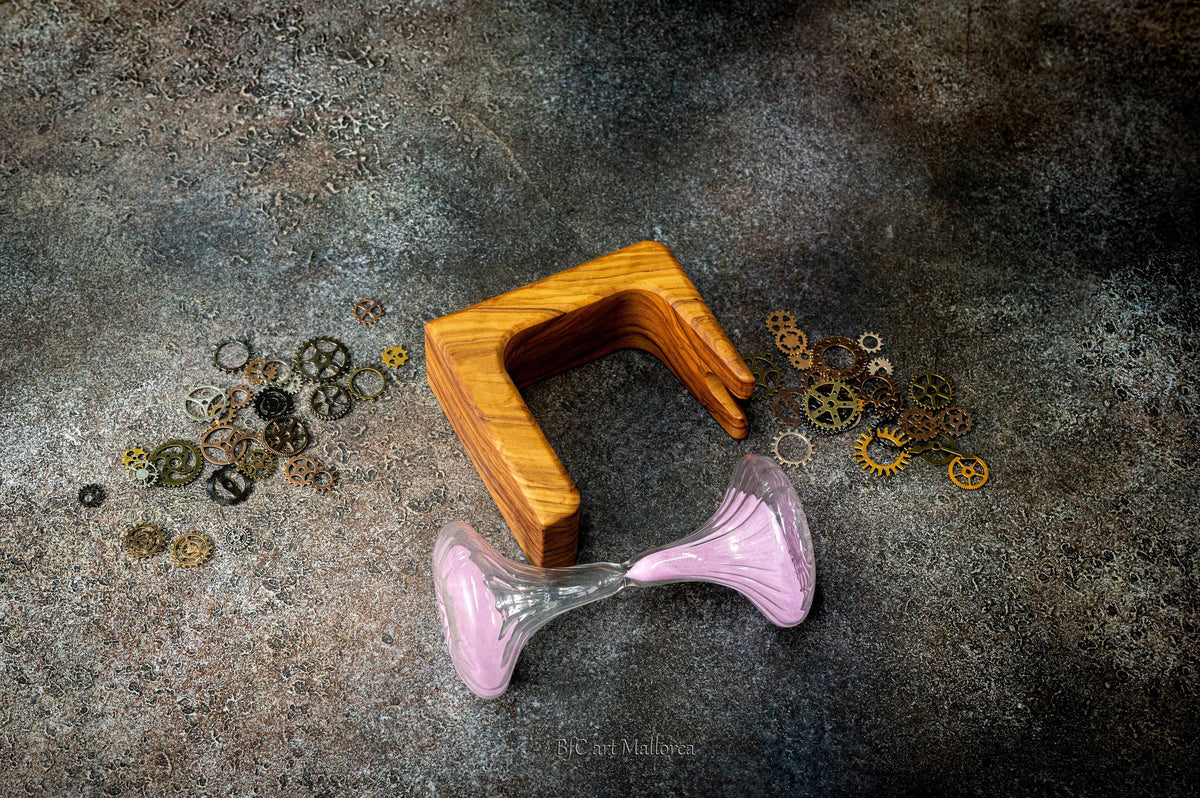 Hourglass original design with an olive wood support 10 min