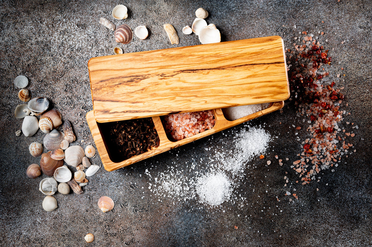 Large salt shaker with a useful lid and 3 compartments of olive wood for all kinds of salt, spices and all kinds of condiments, salt cellar