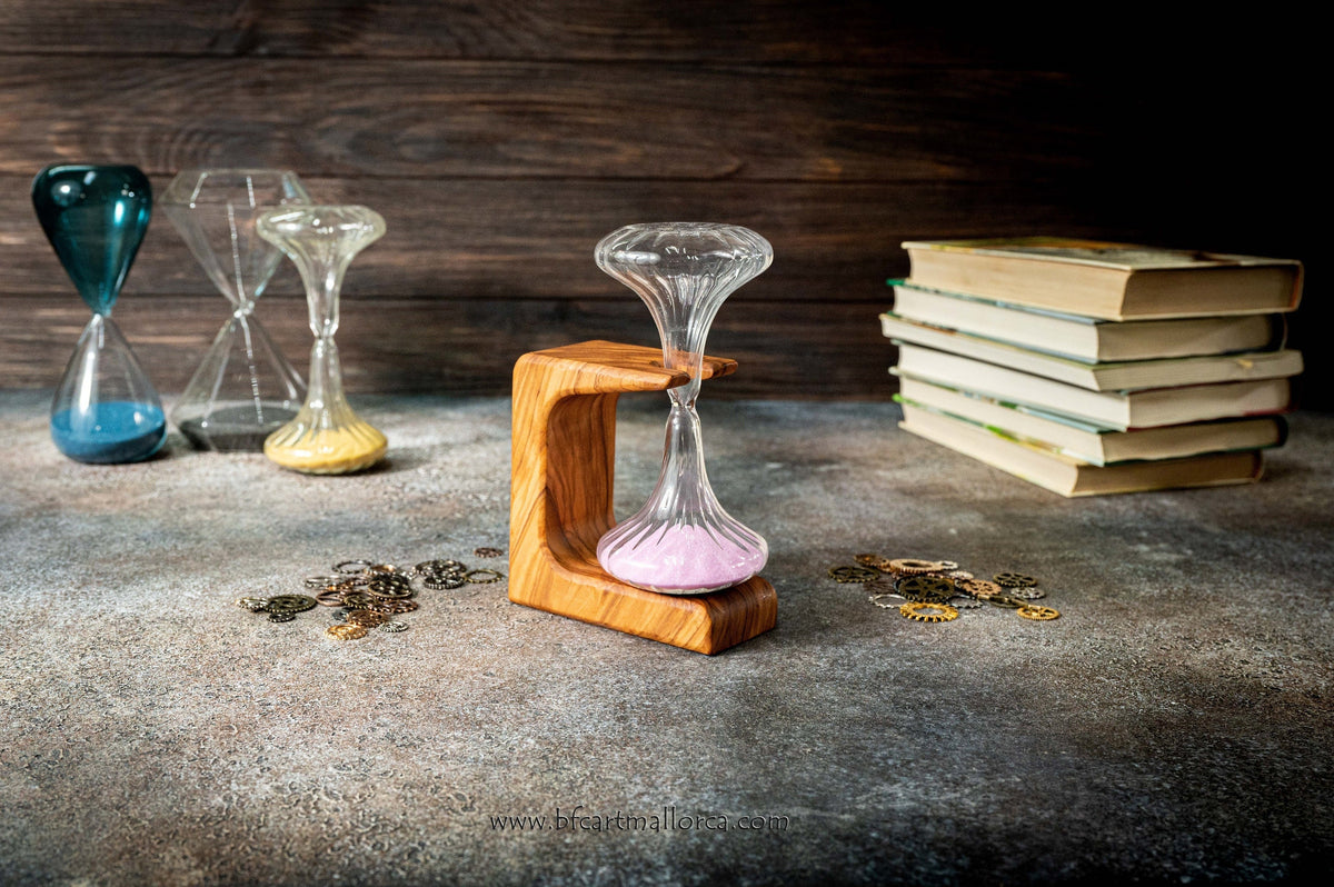 Hourglass original design with an olive wood support 10 min