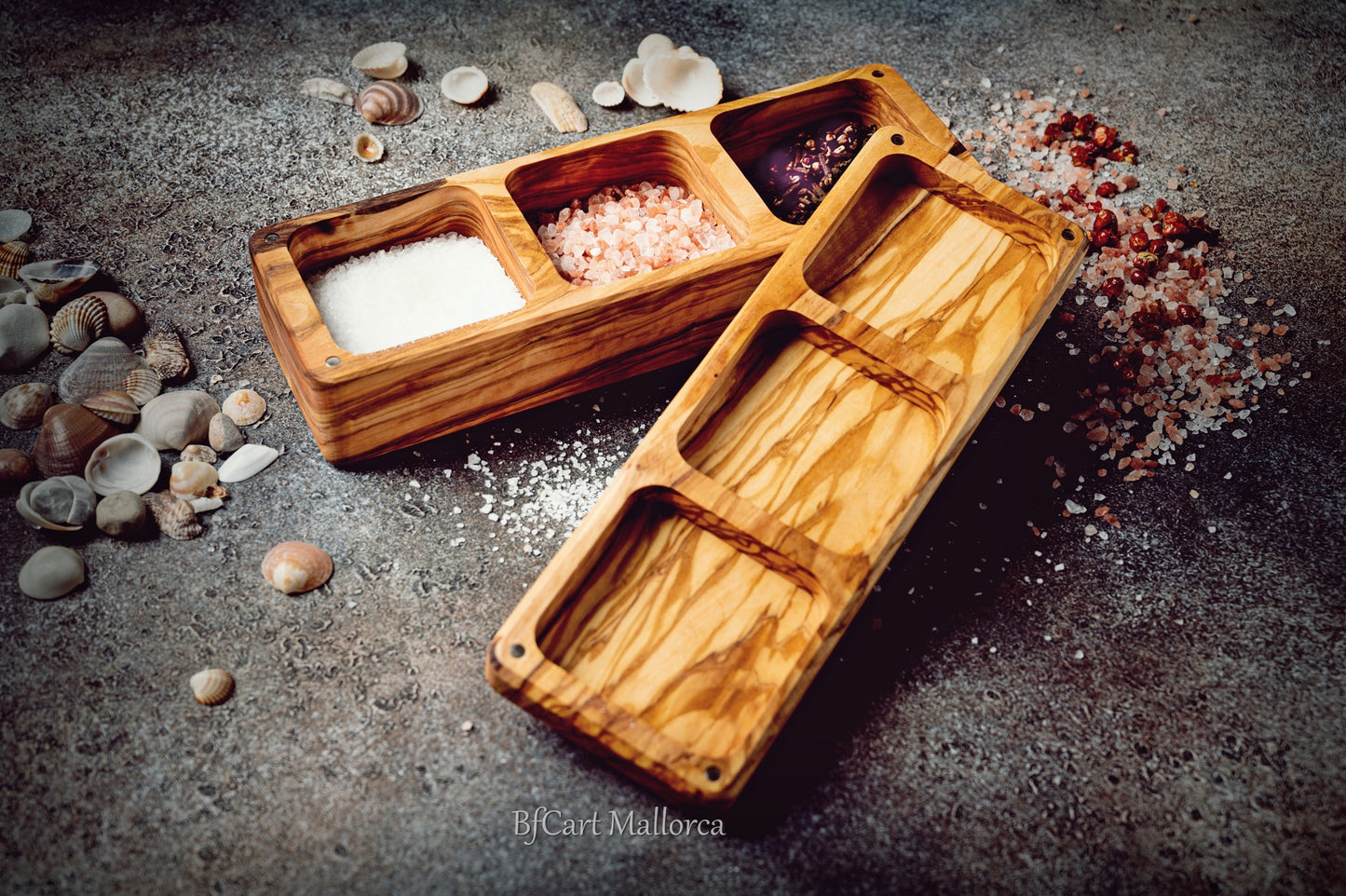 Large salt shaker with a useful lid and 3 compartments of olive wood for all kinds of salt, spices and all kinds of condiments, salt cellar