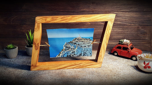 marcos de fotos de madera olivo,  con forma reclinada, sin cristal, con hilo central par ra sujetar las fotos con unas mini pinzas