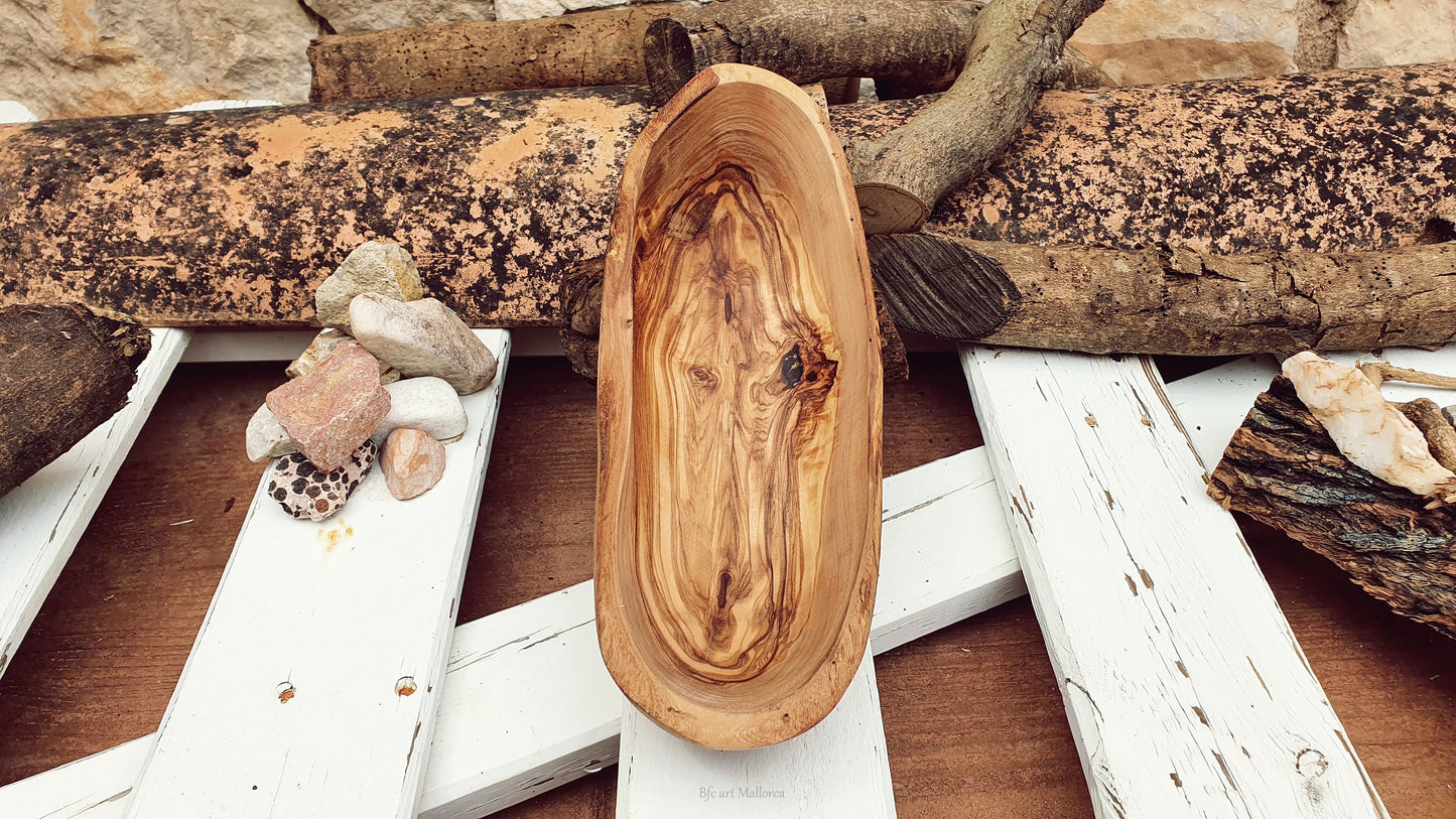Customizable wooden bowls, Boat-shaped bowl in olive wood with a live edge for bread, fruit, etc.