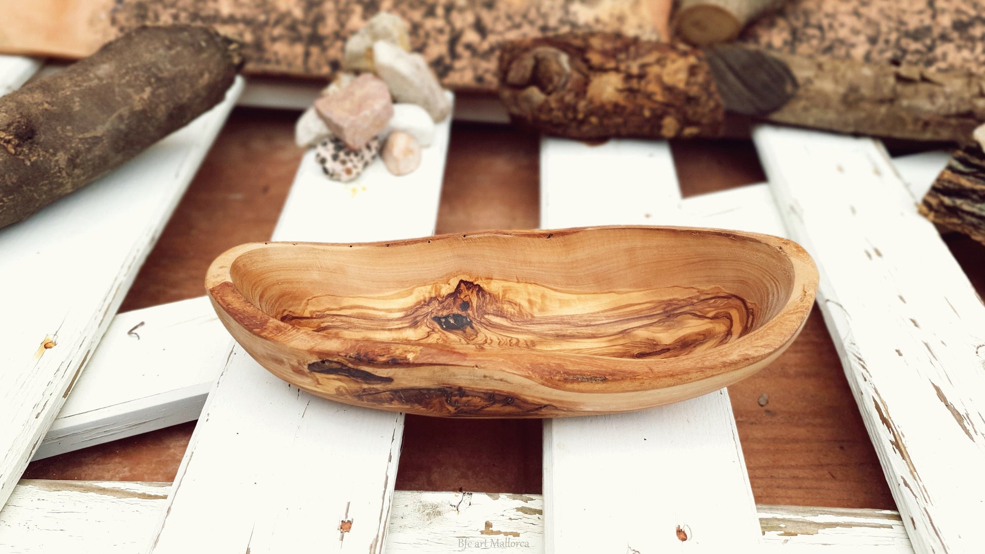 Irregular elongated bowl with organic shapes. Boat-shaped bowl with irregular upper rims and natural bark from the trunk.