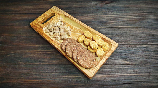 Rectangular olive wood tray with a slot to be able to take it with the hand, with a little groove so that the food does not fall out